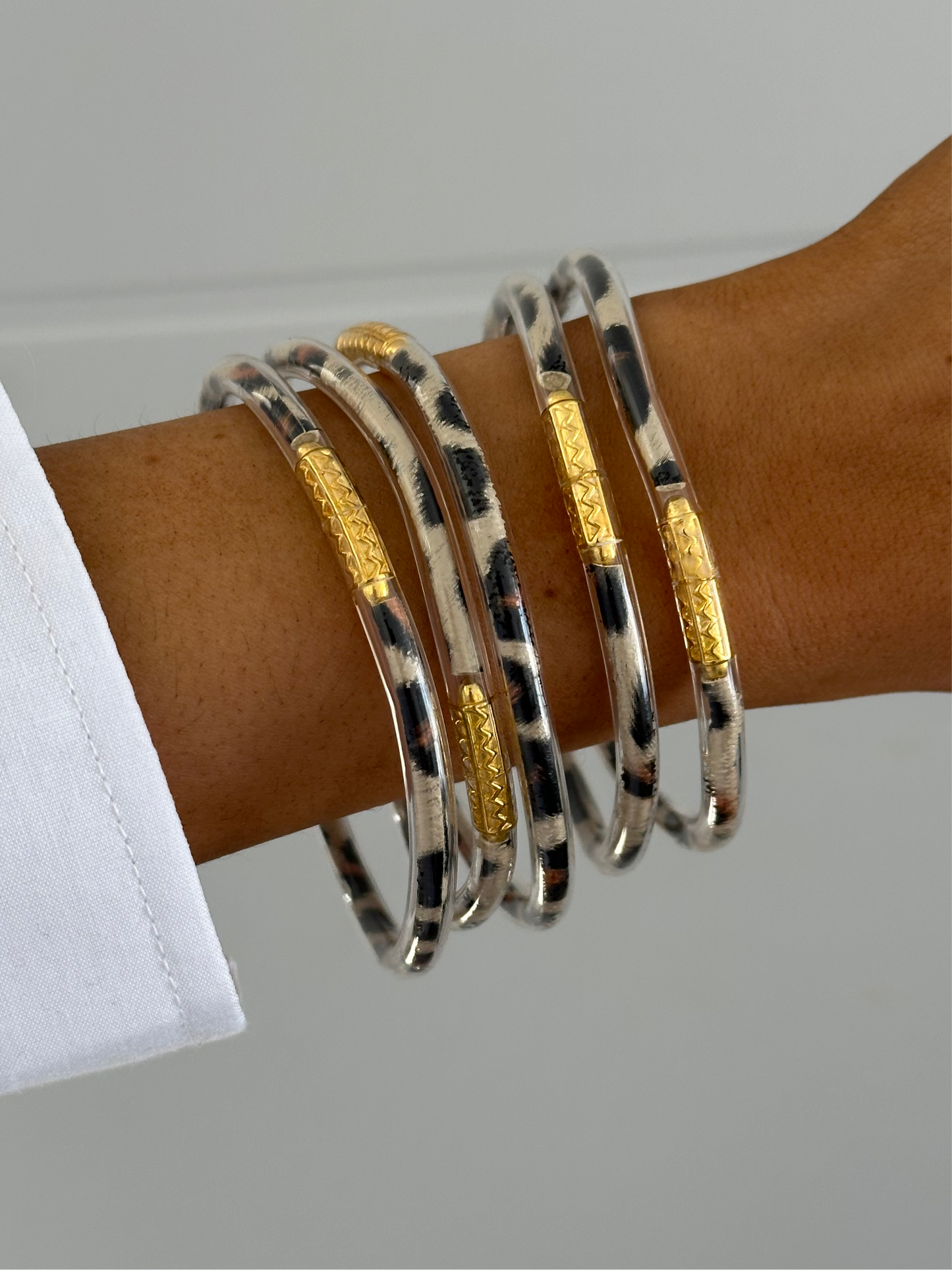 Set di 5 braccialetti buddisti leggeri con motivo leopardato